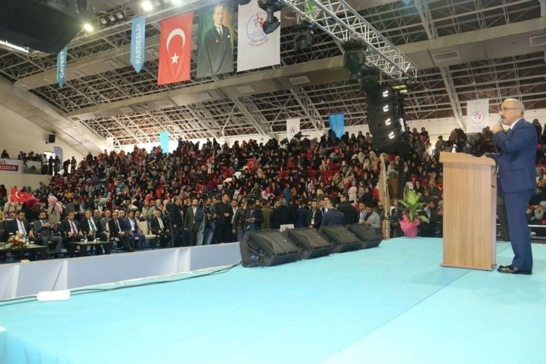 Bakan Elvan: "t&uuml;rk Gen&ccedil;liği Artık B&uuml;y&uuml;k D&uuml;ş&uuml;n&uuml;yor"