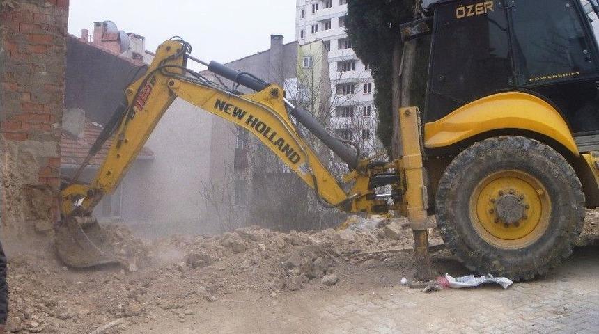 Tehlike Sa&ccedil;an Metruk Ev Yıkıldı