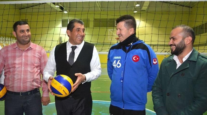 Belediye Başkanı Menderes Atilla, Gençlerle Voleybol Oynadı
