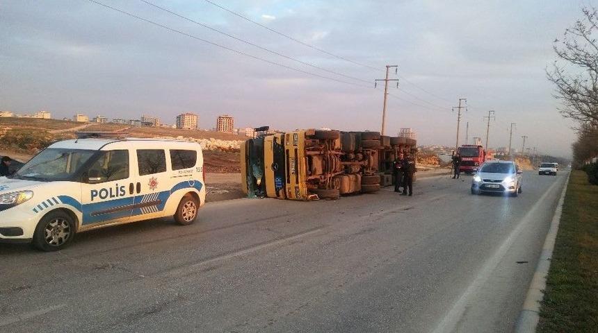 &Ouml;ndeki Araca &Ccedil;arpmamak İ&ccedil;in Tırı Devirdi