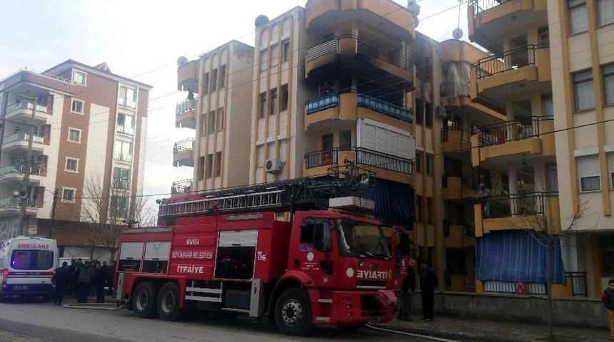 Manisa&rsquo;da Ev Yangını Korkuttu: 3 Kişi Dumandan Etkilendi