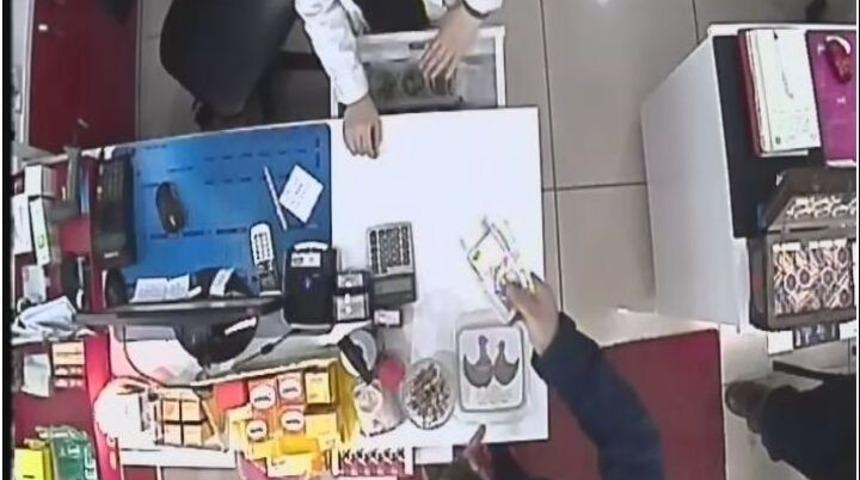 Dolandırıcılar Bu Defa Eczaneyi Hedef Aldı, O Anlar G&uuml;venlik Kamerasına Yansıdı