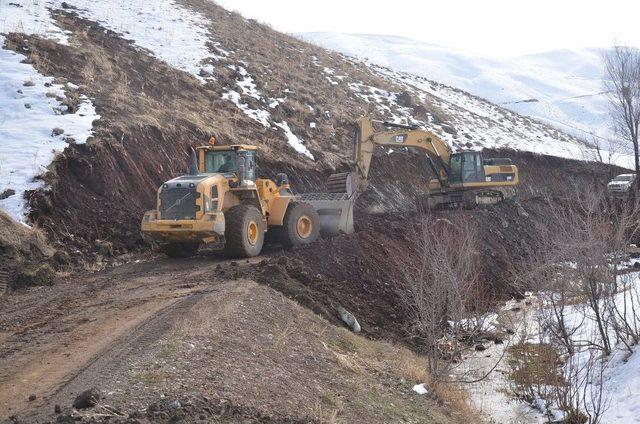 Yüksekova’da Yol Çalışması