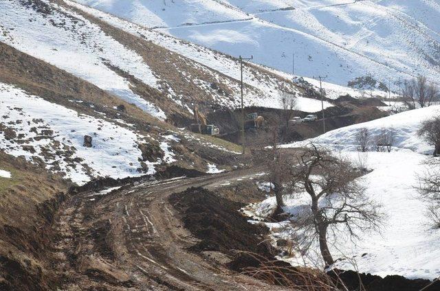 Yüksekova’da Yol Çalışması