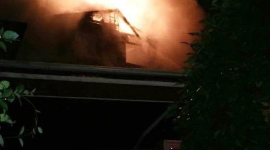 Kadık&ouml;y&rsquo;de Vakıf Binasında Korkutan Yangın