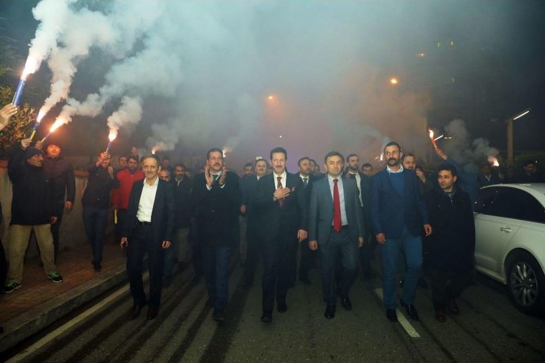 &Ccedil;alışanlardan Başkan Tok&rsquo;a Meşaleli Teşekk&uuml;r