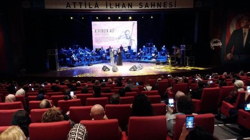 &Uuml;nl&uuml; İsimler Kıvırcık Ali İ&ccedil;in Beşiktaş&rsquo;ta Sahne Aldı