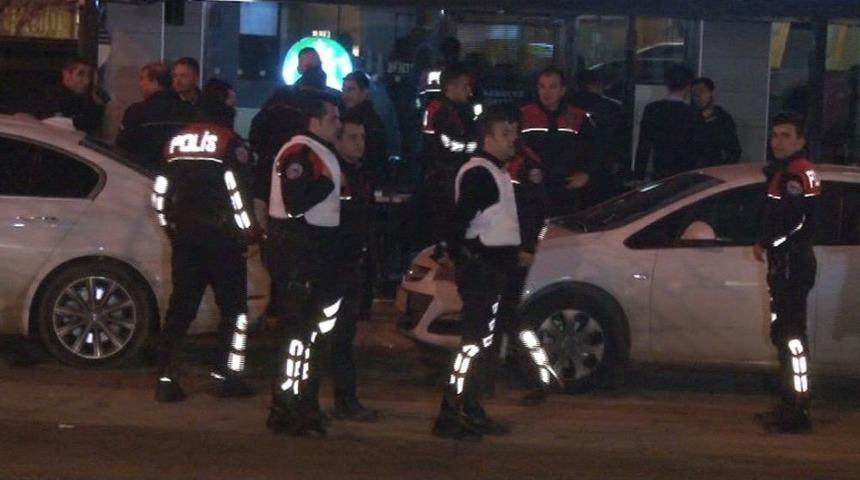 Başına Silah Dayayarak Kendini Kilitleyen Kişi, Polisi Alarma Ge&ccedil;irdi