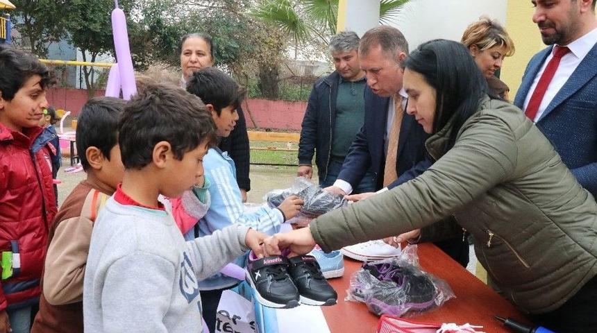 G&ouml;n&uuml;ll&uuml;ler, Tarım İş&ccedil;isi &Ccedil;ocuklarına Mont Ve Ayakkabı Yardımı Yaptı