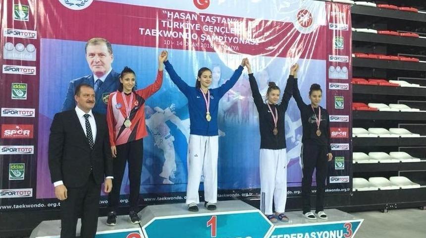 Nisa &Ouml;zkaya, T&uuml;rkiye &Uuml;&ccedil;&uuml;nc&uuml;s&uuml;