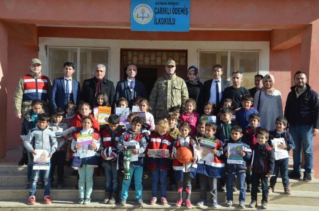 Jandarmadan K&ouml;y Okulu &Ouml;ğrencilerine S&uuml;rpriz