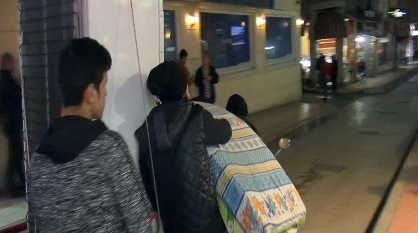 Elektrikli Bisikletle Ev Eşyası Taşıdılar