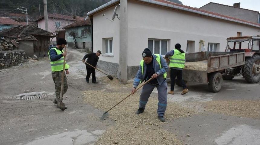 Eski&rsquo;nin Onarmadığı &Ccedil;ukurları İn&ouml;n&uuml; Belediyesi Kapatıyor
