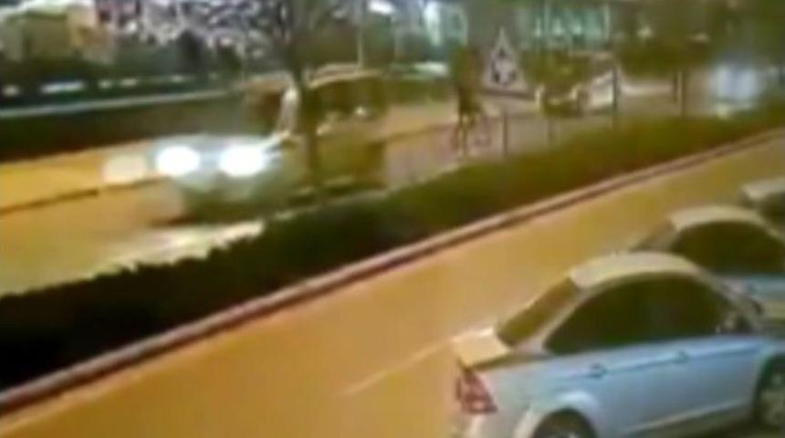 Otomobilin &Ccedil;arptığı Gen&ccedil; Kız Ağır Yaralandı