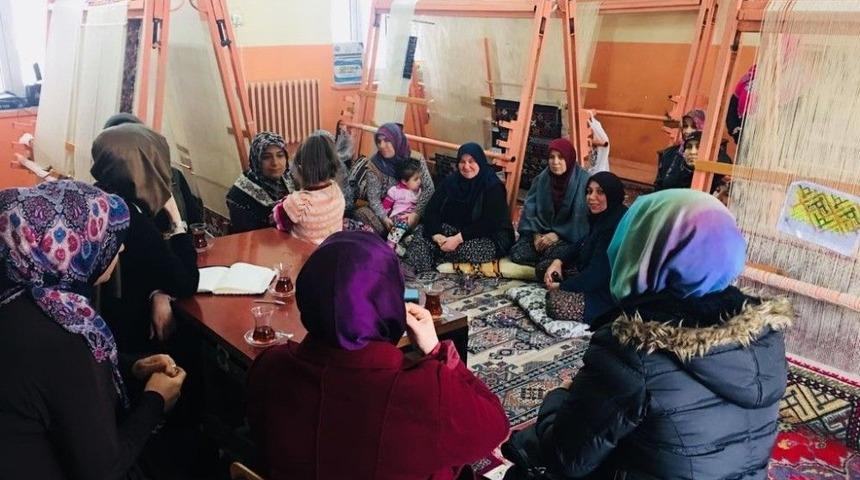G&uuml;ny&uuml;z&uuml; Ak Parti İl&ccedil;e Kadın Kollarından Y&ouml;resel Kilim Kursuna Ziyaret