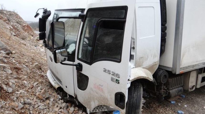 G&ouml;lpazarı&rsquo;nda Trafik Kazası; 3 Yaralı