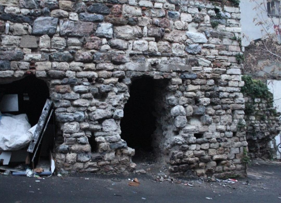 Madde Bağımlısı Şahıs Tarihi Surlarda &Ouml;l&uuml; Bulundu