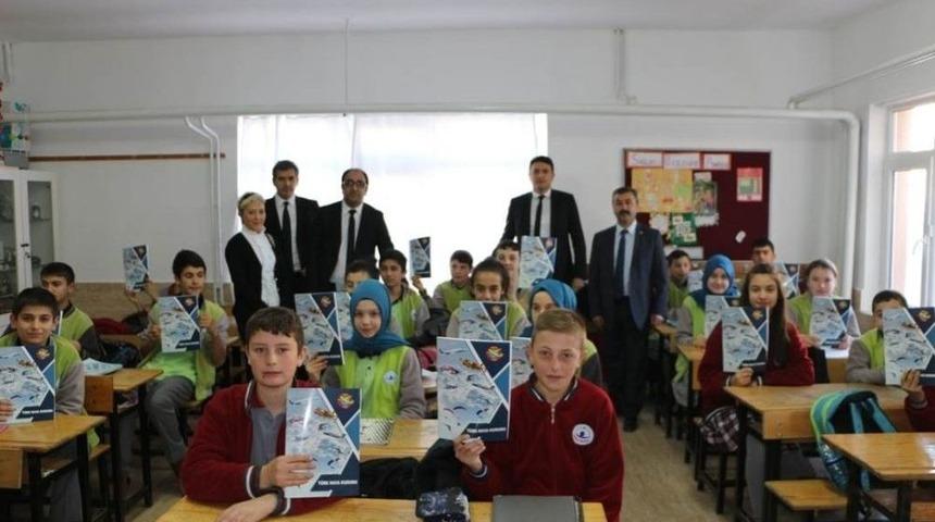 Thk, &Ouml;ğrencilere Defter Dağıttı
