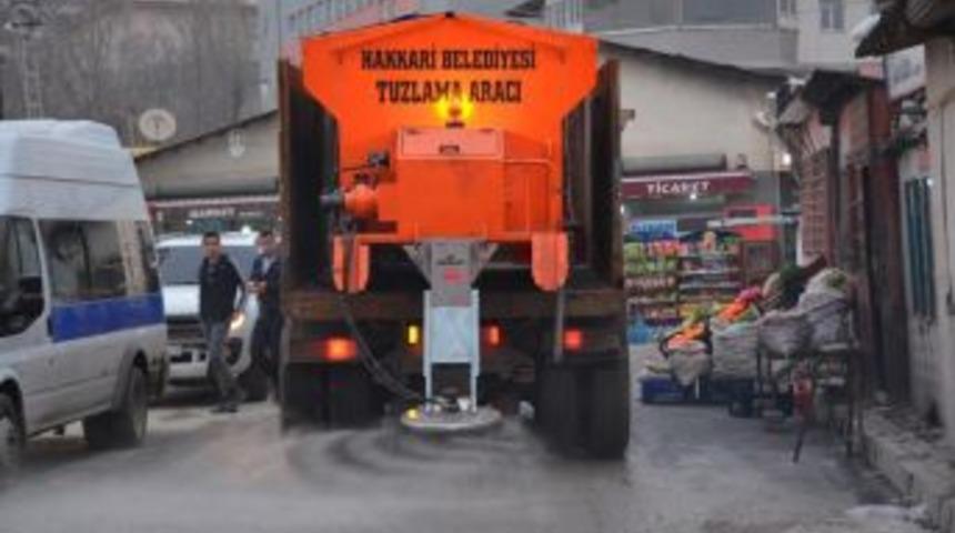Hakkari Belediyesi Tuz Serpme Aracı Aldı