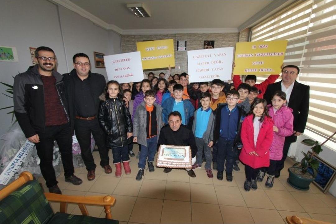 &Ouml;ğrencilerden Gazetecilere S&uuml;rpriz