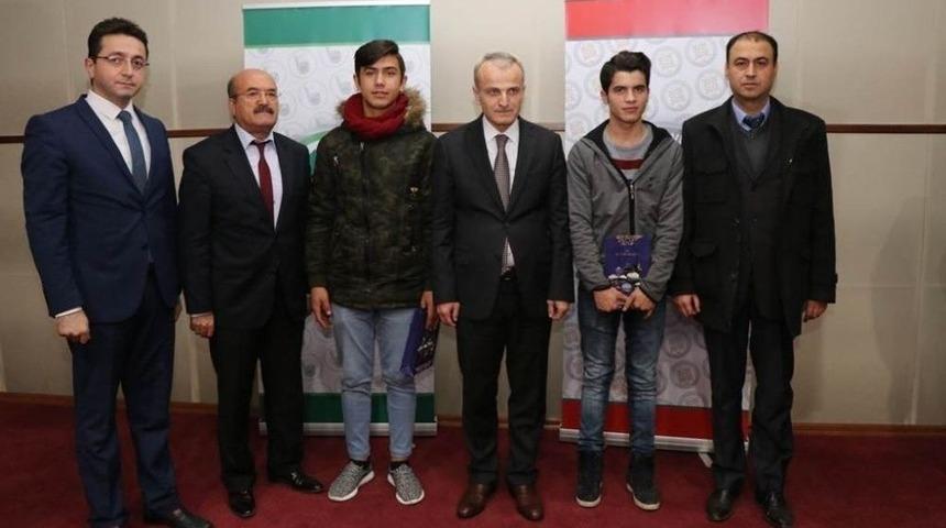 Bartın Valisi Nusret Dirim, &Ouml;ğrencilere Kitaplarını Verdi