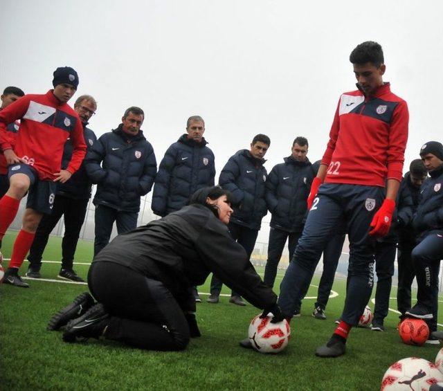 Futbolculara “ölü Yaprak” Dersi