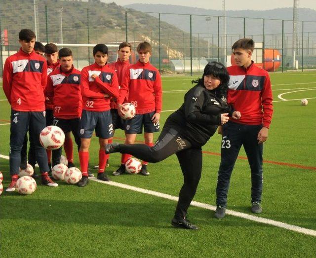 Futbolculara “ölü Yaprak” Dersi