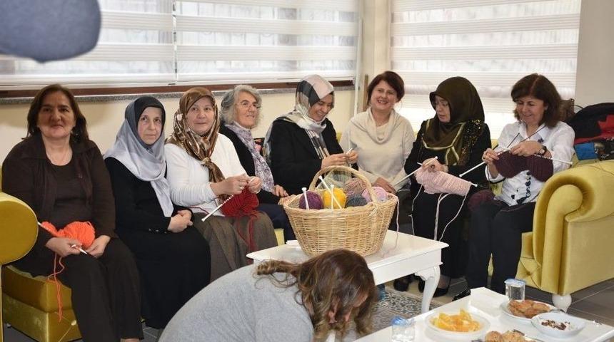 Her İlmek Sevgi İle &Ouml;r&uuml;l&uuml;yor