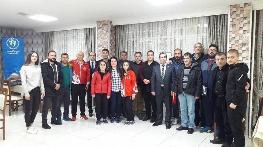 Başarılı Sporcu Ve Antren&ouml;rlere Plaket