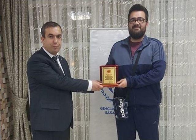 Başarılı Sporcu Ve Antrenörlere Plaket