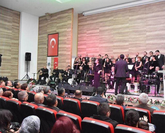 Alaşehir Belediyesi Türk Sanat Müziği Korosu Yılın İlk Konserini Verdi