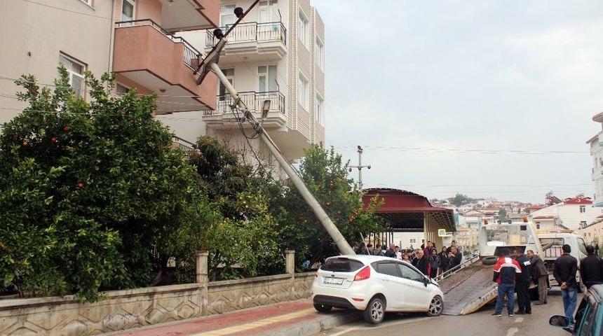 Alkoll&uuml; S&uuml;r&uuml;c&uuml;n&uuml;n &Ccedil;arptığı Elektrik Direği 4 Katlı Binanın &Uuml;zerine Devrildi