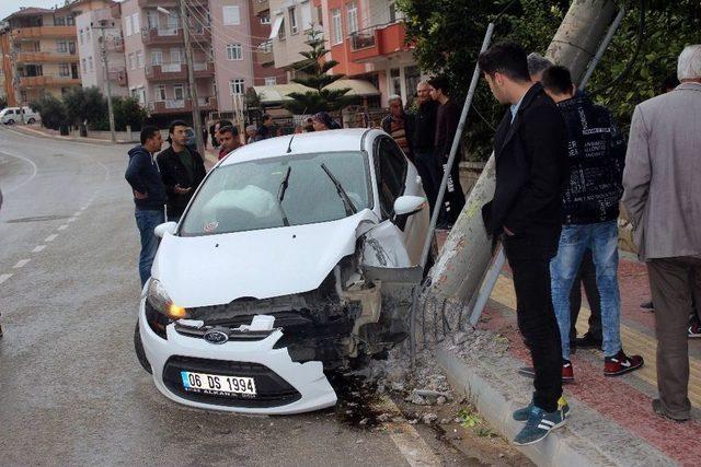 Alkollü Sürücünün Çarptığı Elektrik Direği 4 Katlı Binanın Üzerine Devrildi