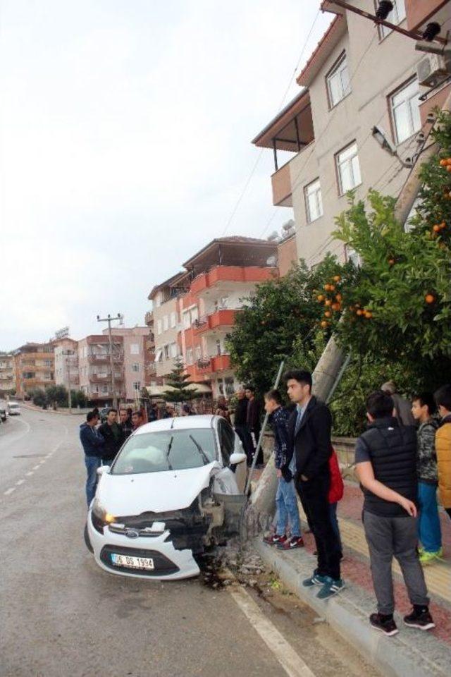 Alkollü Sürücünün Çarptığı Elektrik Direği 4 Katlı Binanın Üzerine Devrildi