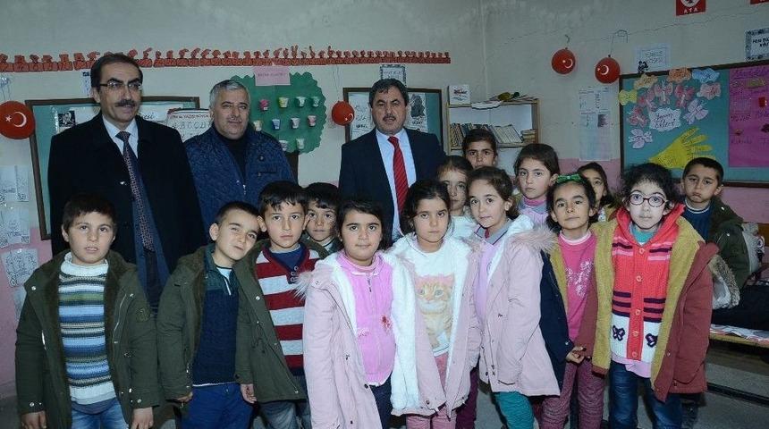 Darende Belediyesi&rsquo;nden &Ouml;ğrencilere Mont Yardımı S&uuml;r&uuml;yor