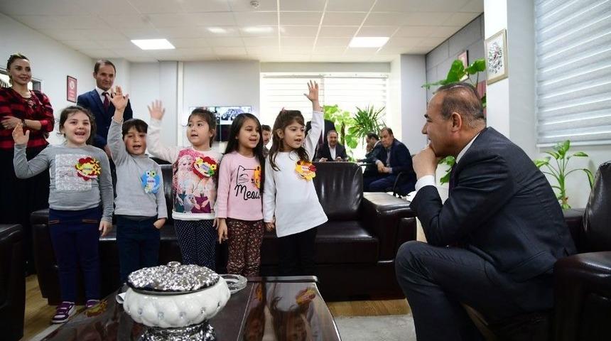 Miniklerden Başkan S&ouml;zl&uuml;&rsquo;ye &lsquo;bayrak Şiiri&rsquo; S&uuml;rprizi