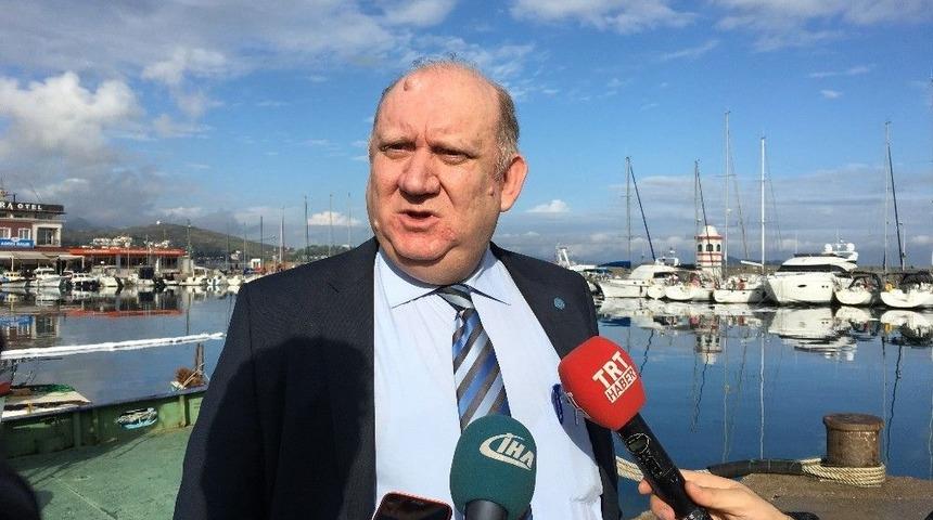 Yakıtla Kaplanan Urla Limanında Temizleme &Ccedil;alışmaları S&uuml;r&uuml;yor