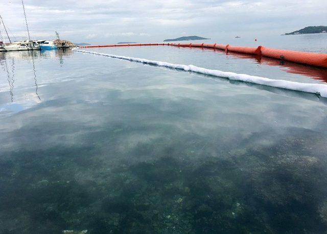 Yakıtla Kaplanan Urla Limanında Temizleme Çalışmaları Sürüyor