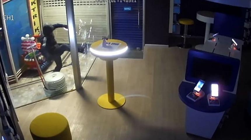 Esenyurt&rsquo;ta Binlerce Liralık Elektronik Eşya Hırsızlığı Kamerada