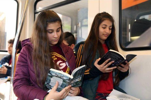 Metroda, Otobüste Kitap Okudular
