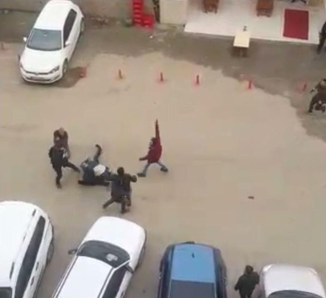 Kavga Ettiği Grubun Arasına Ara&ccedil;la Daldı, Tekme Ve Yumruklar Havada U&ccedil;uştu