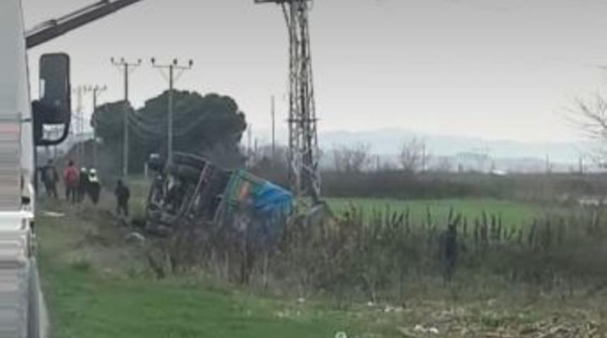 Devrilen Tırdan Yara Almadan Kurtuldu