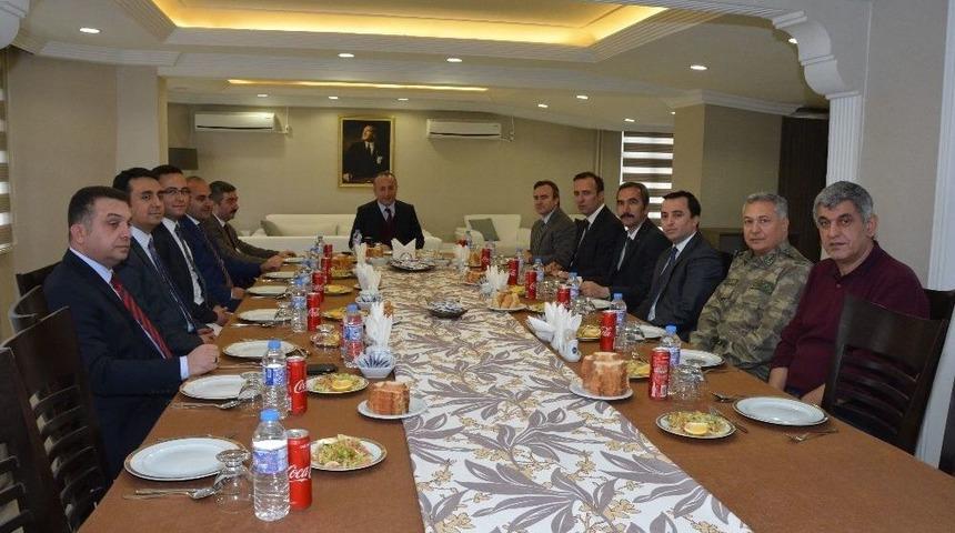 Vali Atik İdarecilerle Bir Araya Geldi