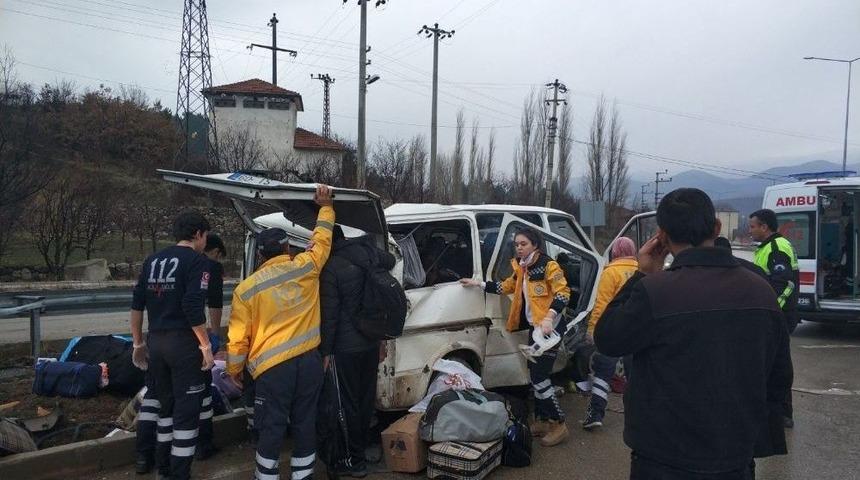 Minib&uuml;s Takla Attı: 2 Yaralı