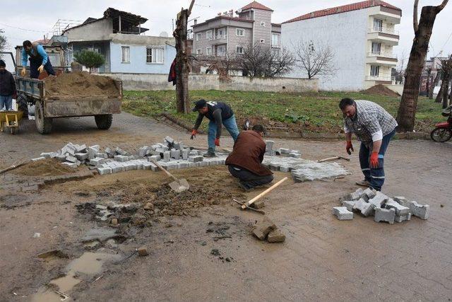 Alaşehir’de Olumsuz Hava Şartlarına Rağmen Hizmet Devam Ediyor