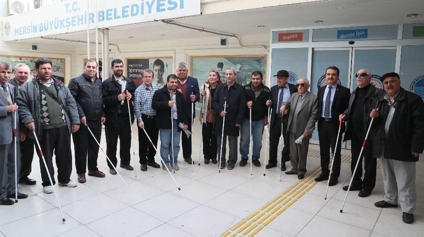 Mersin&rsquo;de G&ouml;rme Engellilere Beyaz Baston