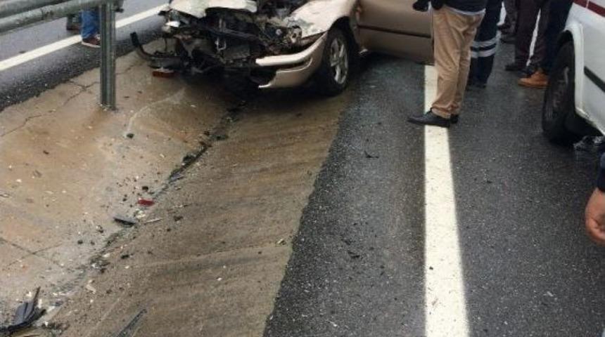 Kayganlaşan Yolda Kontrolden &Ccedil;ıkan Otomobil Bariyerlere &Ccedil;arptı: 1 &Ouml;l&uuml;