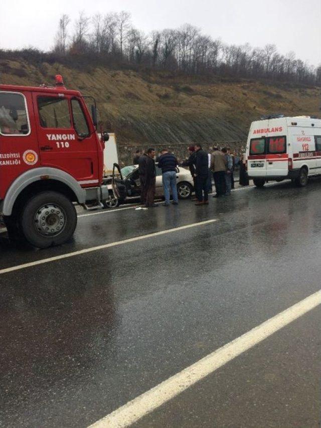 Kayganlaşan Yolda Kontrolden Çıkan Otomobil Bariyerlere Çarptı: 1 Ölü