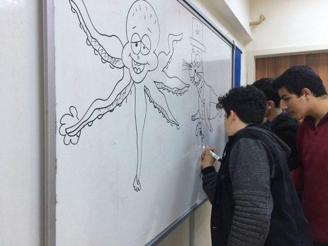 Karikatür Eğitimlerini Tamamlayan Gençler Pasta Kesti