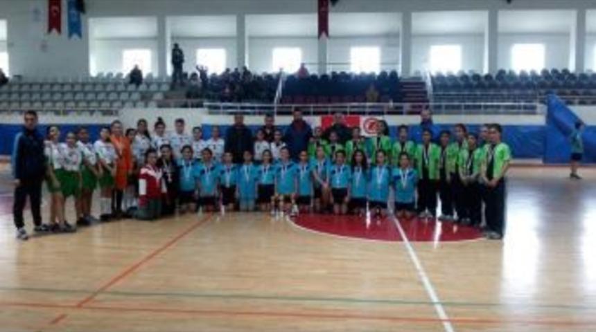 Okullararası K&uuml;&ccedil;&uuml;kler Hentbol M&uuml;sabakaları Sona Erdi